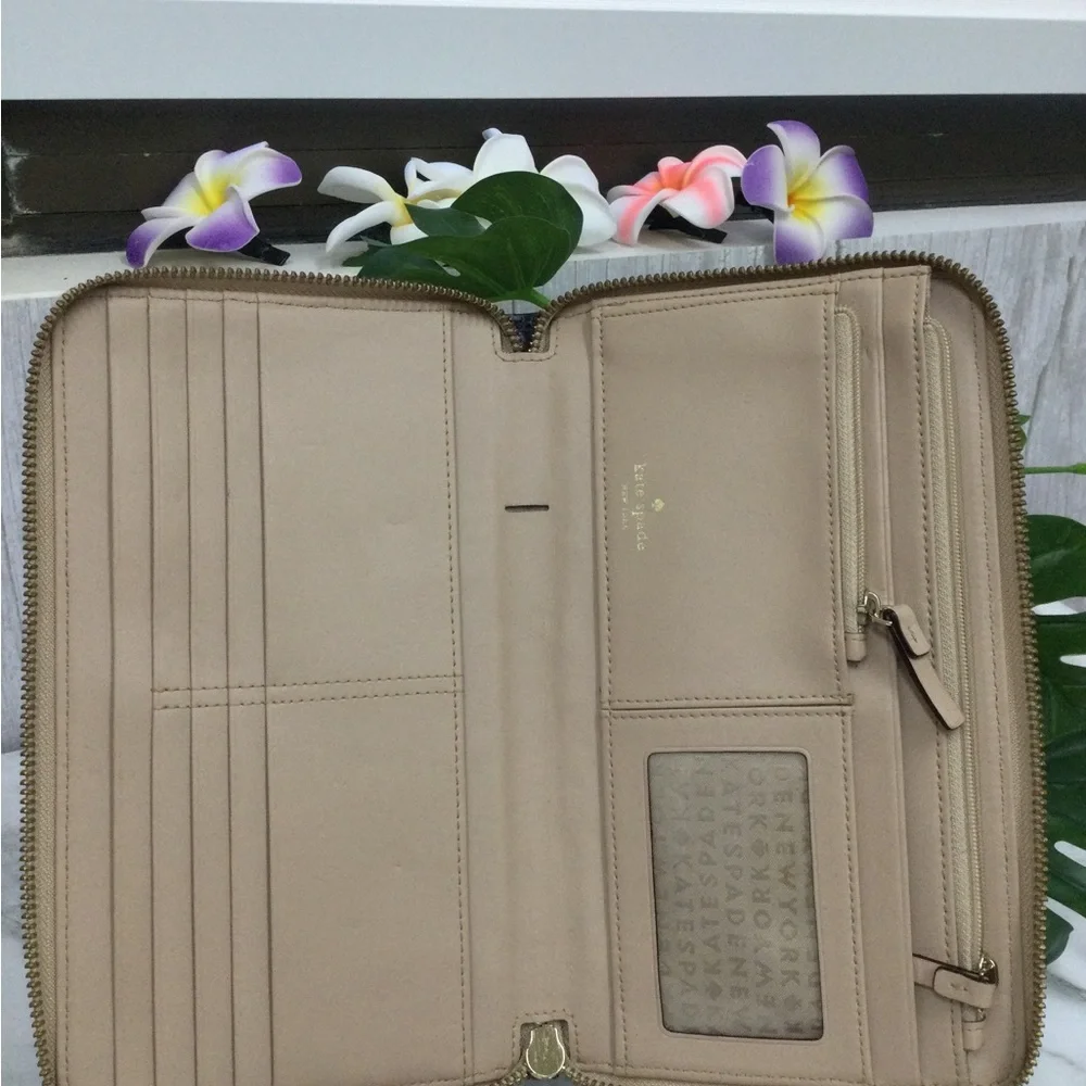 GUC. kate spade Beige Black Snake-Print Zip Wallet